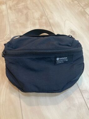 Lululemon clean lines belt bag 2L